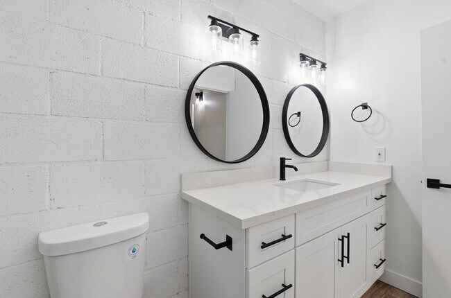 Building Photo - 1111 W University Dr