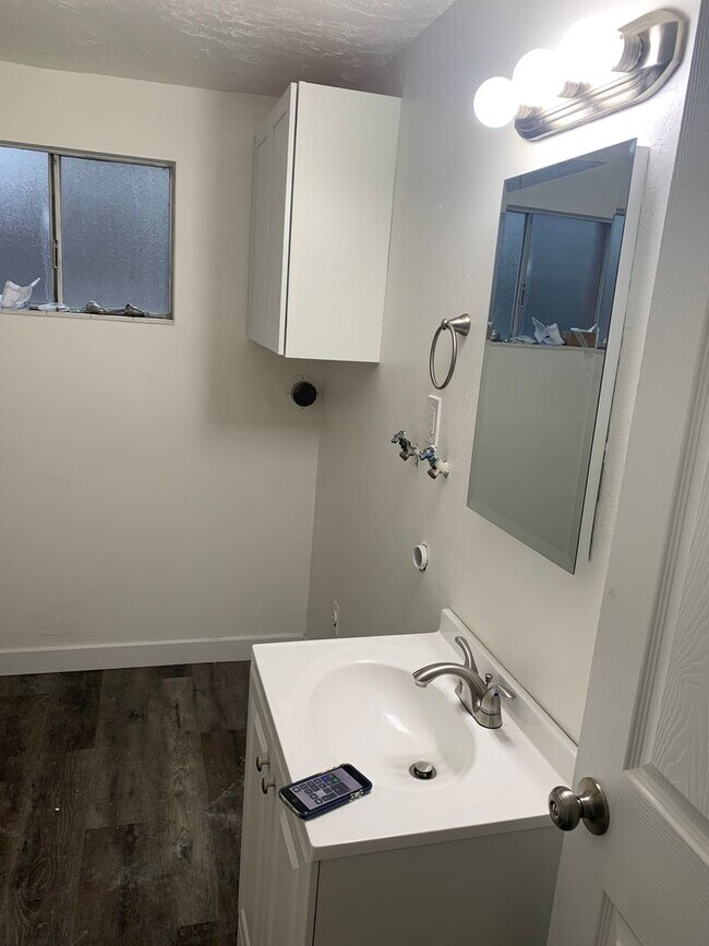 Building Photo - 2 bed 1 bath apartment