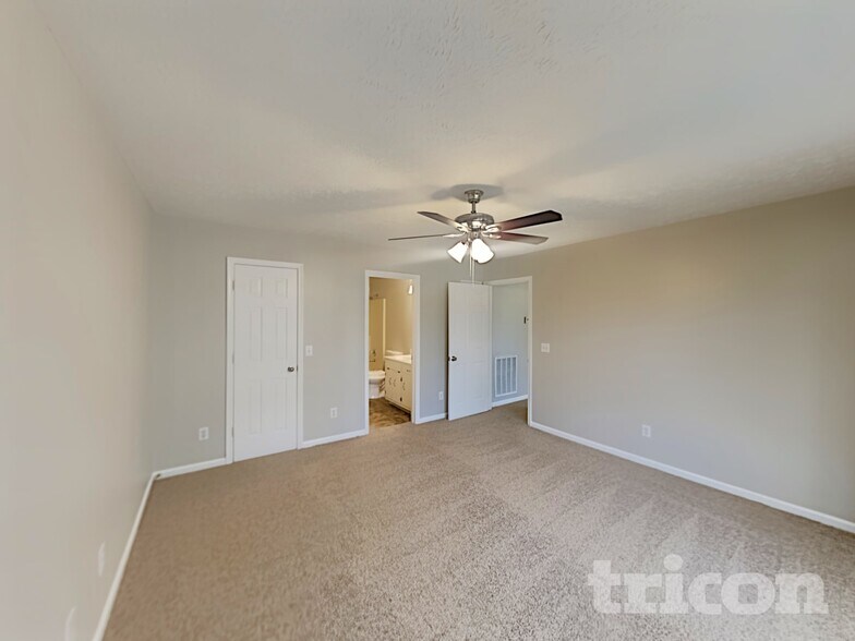 Building Photo - 1013 Heather Dr