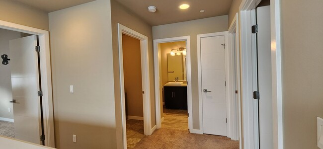 Building Photo - Spacious 3 bedroom Home MOVE-IN READY