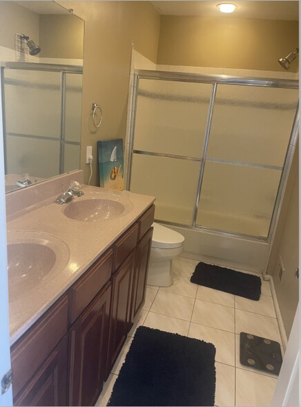 2nd Bath - 1006 Glendevon Dr