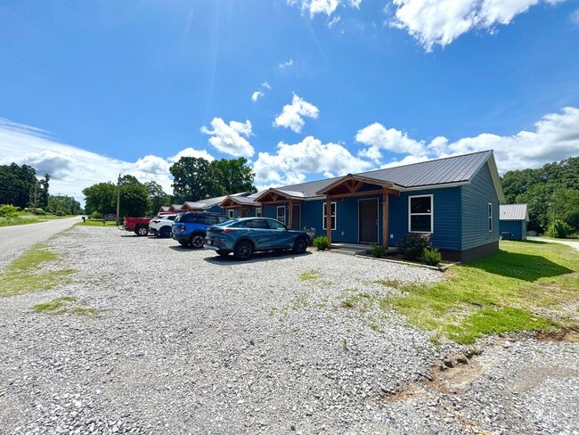 Building Photo - 1 Bedroom/1 Bathroom Triplex Unit in South...