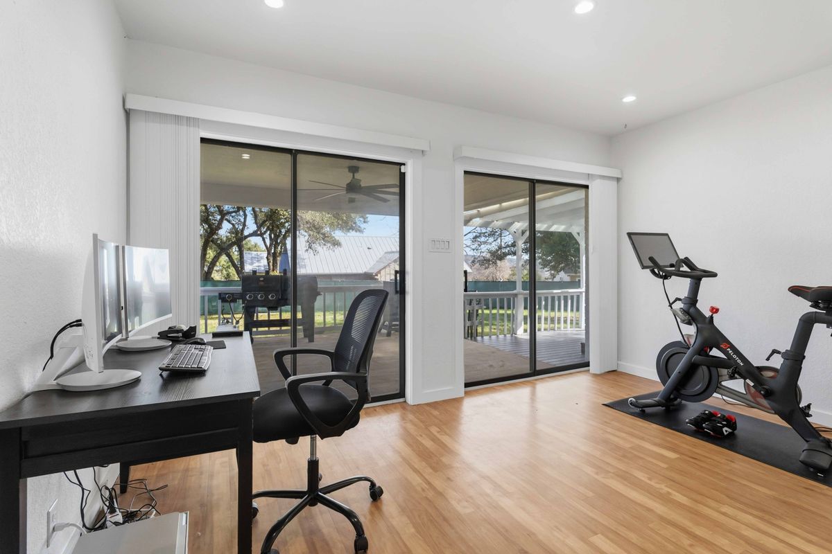 Building Photo - 107 Oak Crest