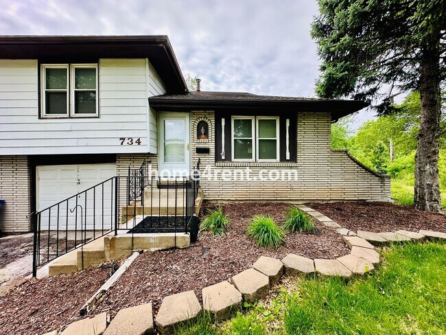 Building Photo - Olathe Duplex w/ Wood Floors, Finished Basement, and a Fenced Yard!