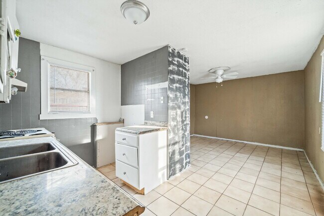 Building Photo - Cozy Efficiency w/ ALL BILLS PAID