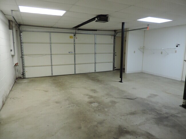 Building Photo - 404 Wintergreen Dr
