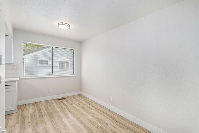 Building Photo - Spacious 1 Bed 1 Bath LOFT in the heart of...