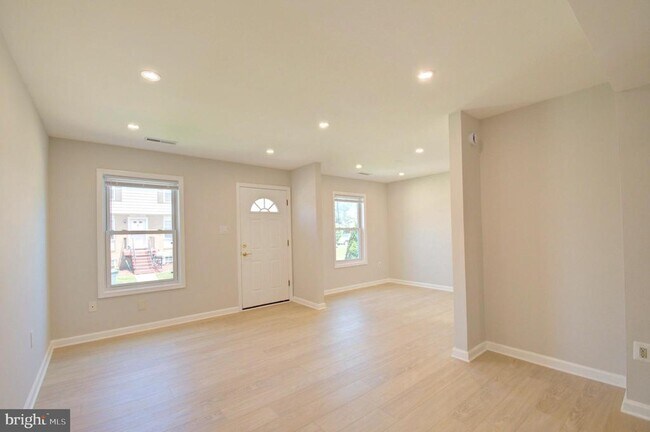 Building Photo - 565 W Diamond Ave