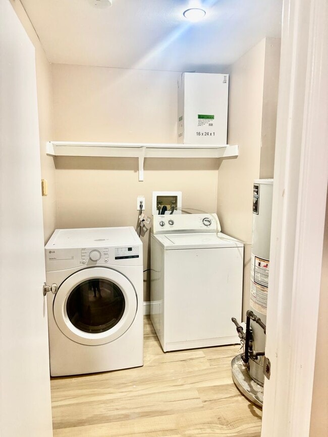Building Photo - 2 Bedroom, 1 Bathroom Newly Renovated Cond...