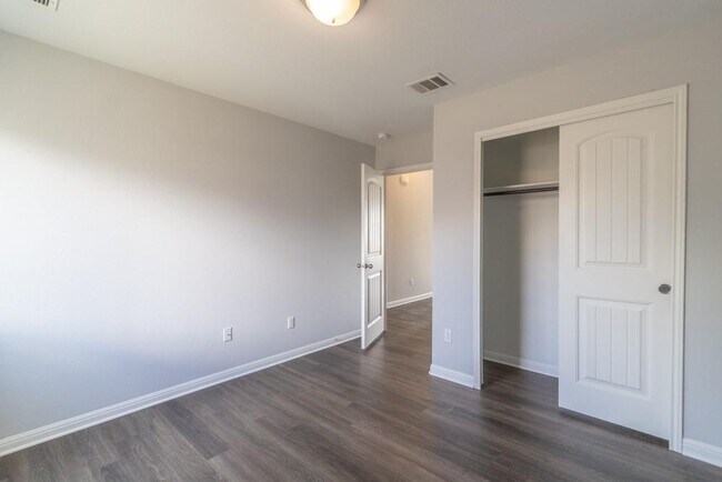 Building Photo - 1411 Elbe St
