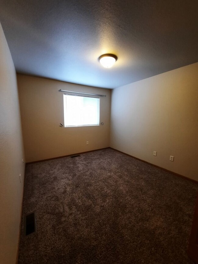 Building Photo - 3 BEDROOM | 2 BATH | TRI-LEVEL | NORTH