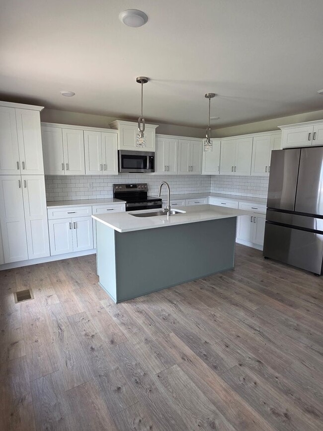 Building Photo - What a floor plan!!  Like new and ready for you!