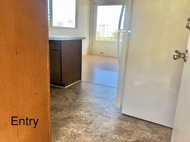 Building Photo - 2 bedroom 1 bathroom perched on the hillsi...