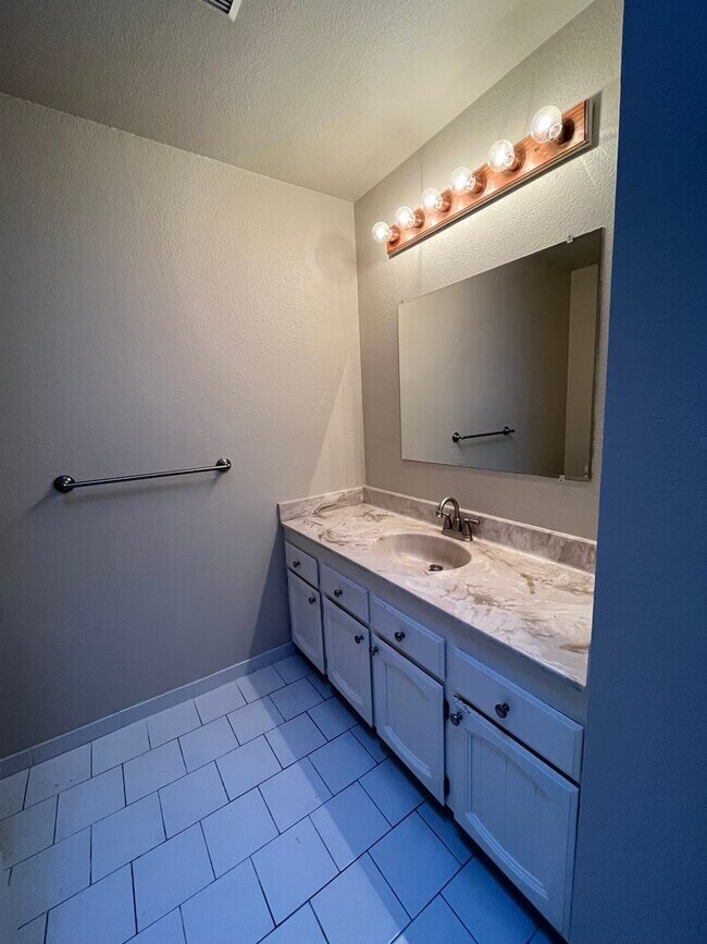 Building Photo - *Holiday Move In Special, $500 Off First Month's Rent! Large 4 bedroom/ 2.5 Bathroom Home for Ren...