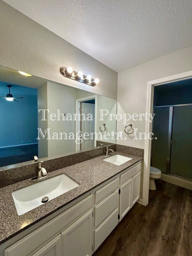 Building Photo - Executive 3 Bederoom 2 Bathroom home with in-ground pool and landscaping service included.