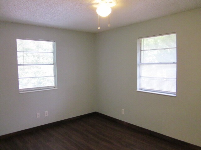 Building Photo - 1210 N Oak St