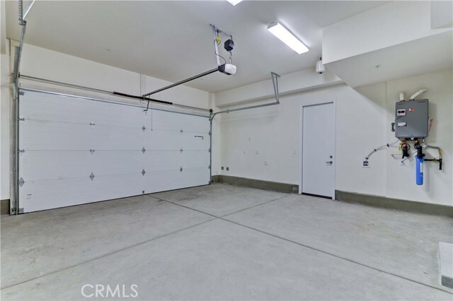 Building Photo - 130 Spectacle