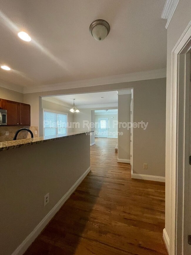 Building Photo - 750 Terry St SE