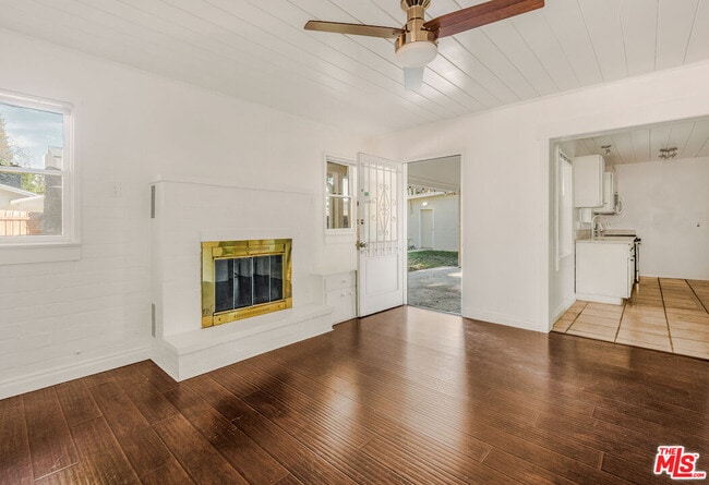 Building Photo - 5754 Fallbrook Ave