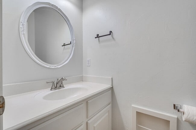 Building Photo - 3829 Bonita Dr