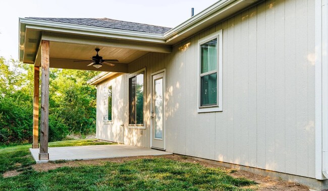 Building Photo - Don't miss out on this beautiful home!