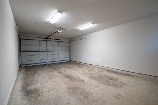 Building Photo - Stunning Modern Townhomes Newer Constructi...