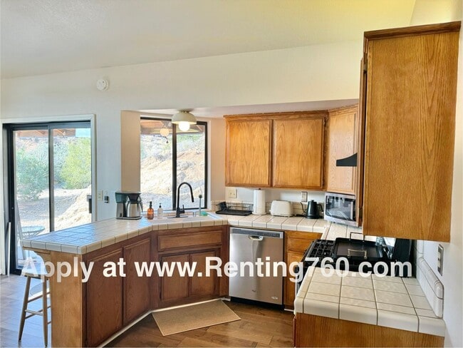 Building Photo - Charming 3 Bedroom 2 Bathroom Home In The Highly Desired Juniper Terrace Neighborhood!!