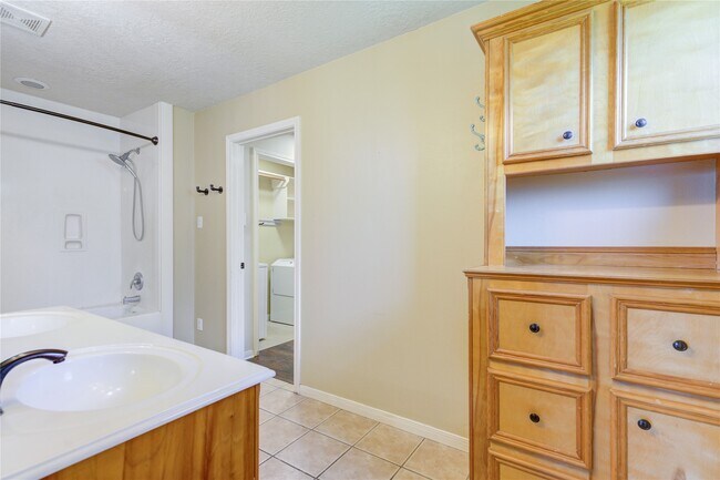 Building Photo - 9550 Thousand Oaks Loop