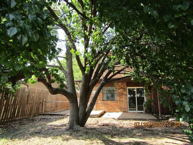Building Photo - 5406 NW Sir Brian Ave