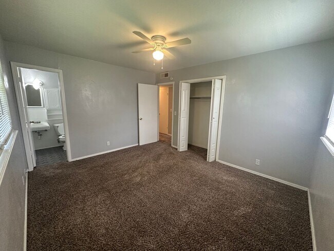 Building Photo - 4844 Woodview Dr
