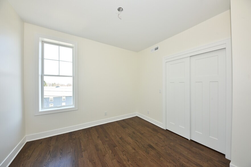 Northeast Bedroom - 104 E Prospect St