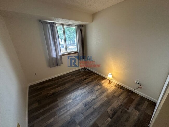 Building Photo - 1075 S Elkhart Way