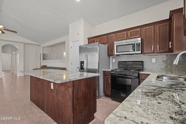 Building Photo - 5477 Francisco Roque Dr