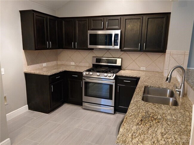 Building Photo - 1004 Ridgebluff Cir