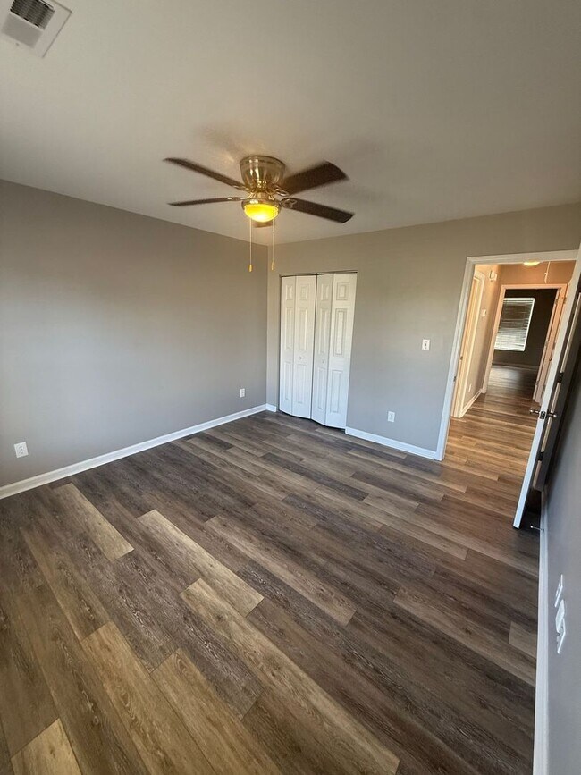 Building Photo - Newly Updated Ranch-Style Condo