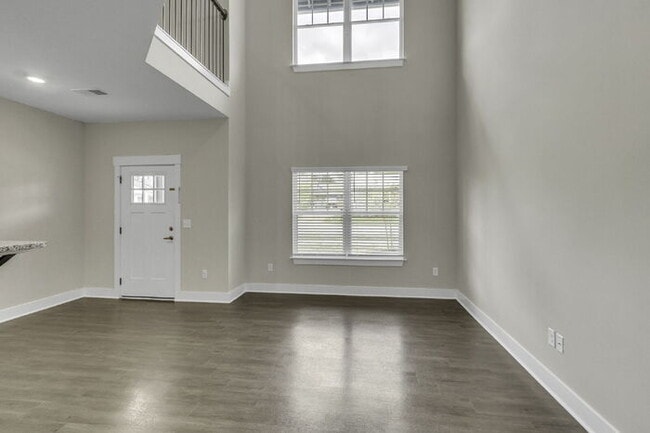 Building Photo - Modern 2BD, 2.5BA Townhouse with Large Loft in Travelers Rest