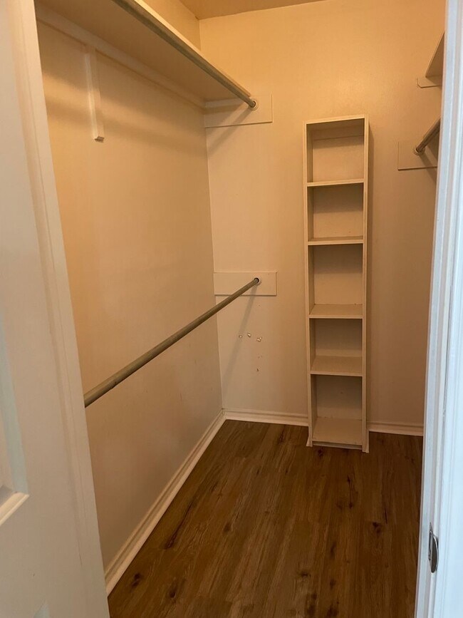 Building Photo - 706 N Englewood Ave