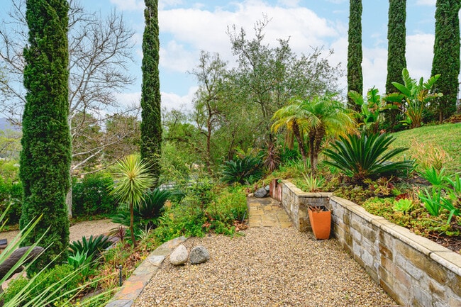 Building Photo - Elegant 5BR Furnished Estate with Pool & G...