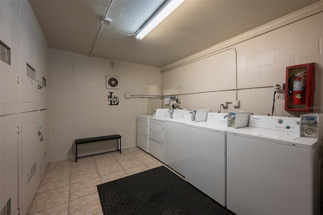 Building Photo - 3360 S Osprey Ave