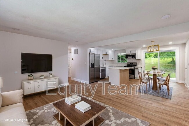 Building Photo - 722 Castro Ln