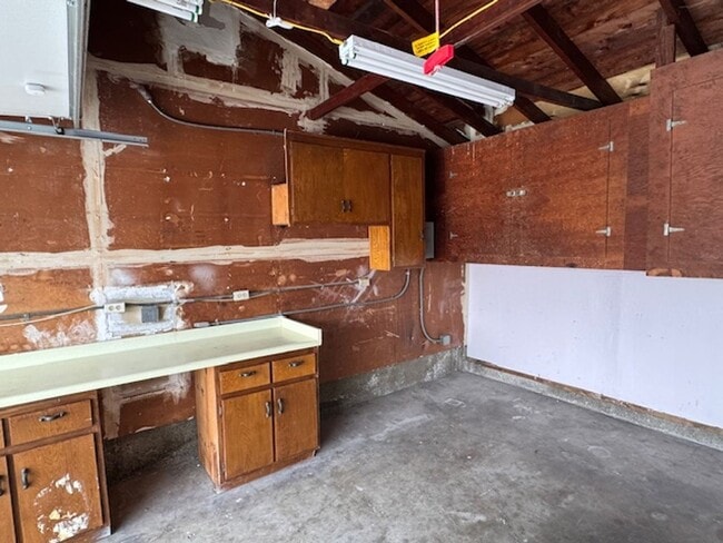 Building Photo - Beautiful 3 bedroom 2 bath HOME . . .  Clo...