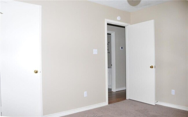 Building Photo - 2417 Carnation Ct