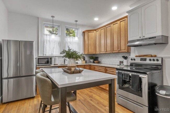 Building Photo - 617 Niagara St