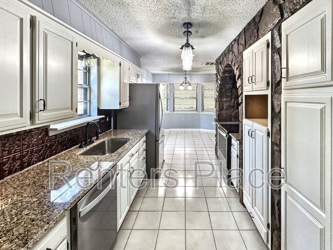 Building Photo - 705 Greenview Cir