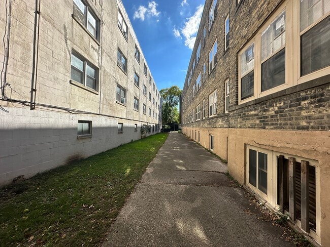 Building Photo - 1026 E Lyon St