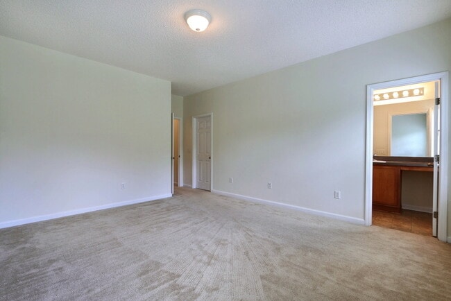 Building Photo - 3 Bedroom 2 Bathroom Live Oak - Richmond Hill