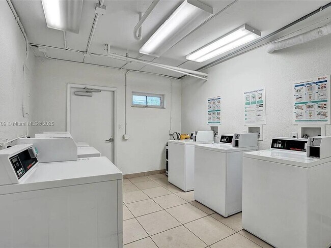 Building Photo - 924 SE 2nd St