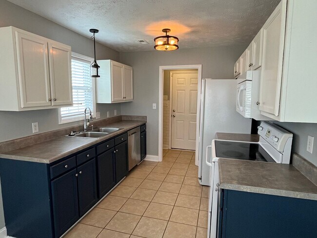 Building Photo - Charming 3 Bed, 2 Bath Plus Bonus Room in ...