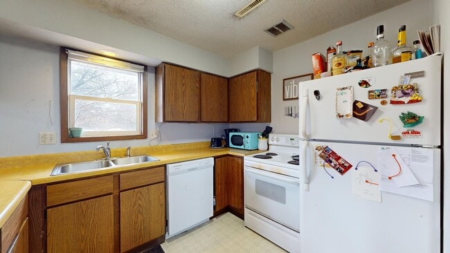 Building Photo - 3 bed duplex on Ontario