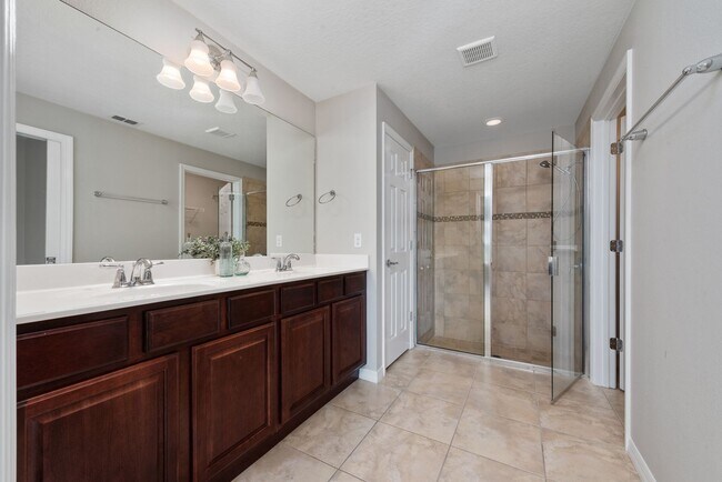Building Photo - Deluxe Villa Lake view all Tile. 3 Bedrooms+2 Baths